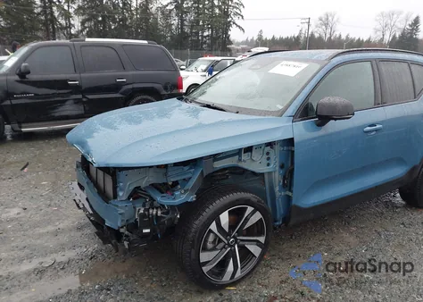 2023 Volvo Xc40 B5 Ultimate Dark Theme z USA, uszkodzony, nr VIN YV4L12UX2P2925906